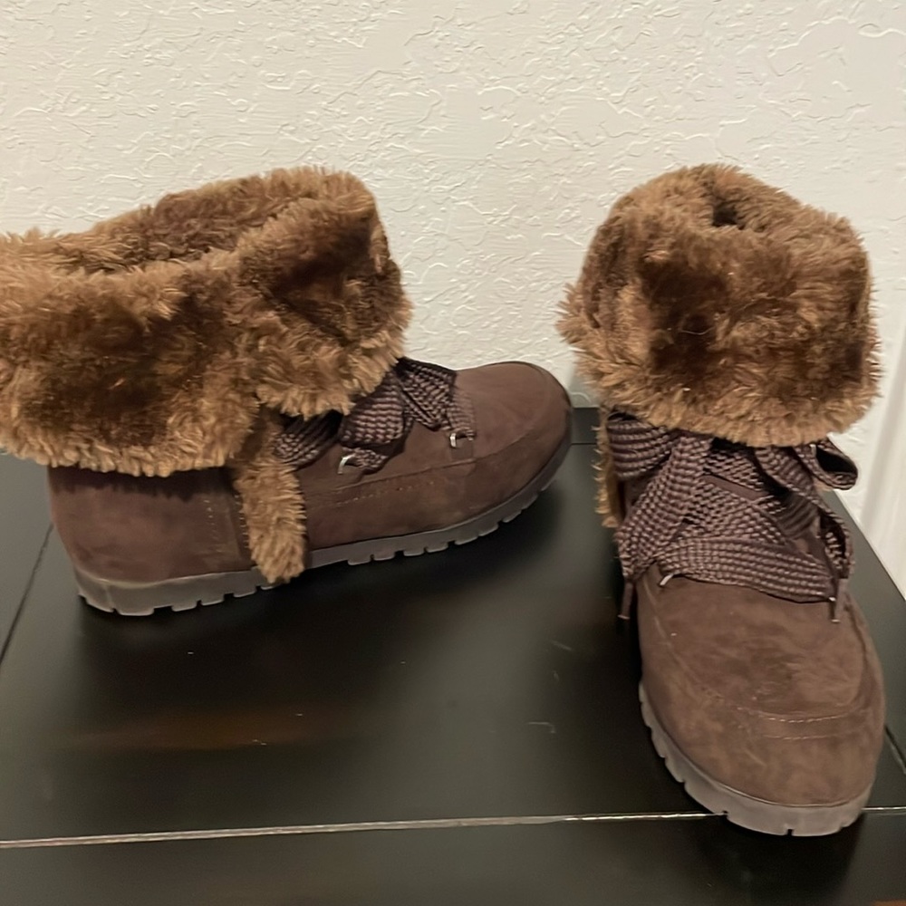 Women’s slip-on boots, size 7, brown